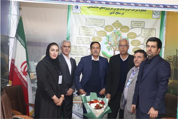 بازدید معاون وزیر جهادکشاورزی و مدیرعامل شرکت دکتر اسماعیل حسین زهی از غرفه شرکت توسعه خدمات مهندسی آب و خاک پارس در همایش روز جهانی خاک